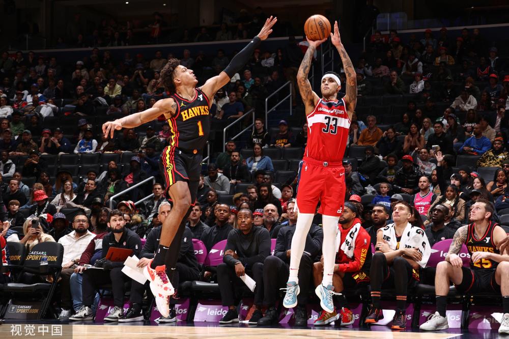 由中场球员 由中场球员